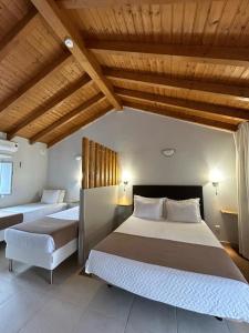米尔芳提斯城Quinta da Boavista的一间卧室设有两张床和木制天花板