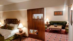 奎达Quetta Serena Hotel的一间卧室设有一张床和一间客厅。
