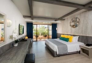芭东海滩Coconut Village Resort Phuket - SHA Extra Plus的一间卧室,卧室内配有一张大床