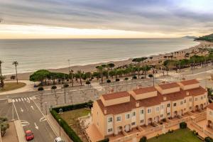 霍斯皮塔勒·德尔英福Apartamento con terraza, vistas playa y montaña的享有海滩、建筑和海洋的空中景致