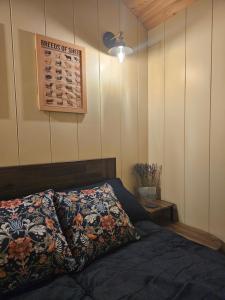 斯伯丁Rectory Roost的一间卧室配有一张床铺,床上有毯子
