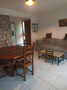 Saint-LoupMaison de village的客厅配有桌子和沙发
