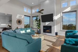 SalvoOBX Life的客厅配有2张蓝色沙发和壁炉