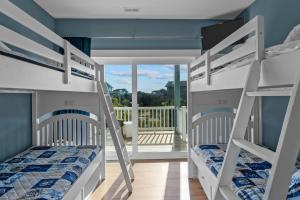 SalvoOBX Life的卧室设有两张双层床和阳台。