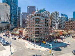 卡尔加里BowRiver view downtown 2 bedroom Downtown Calgary的一座高楼城市的交汇处