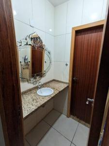 波多韦柳Ap Guanabara-Liberdade-Pertinho de Tudo-Central的一间带水槽和镜子的浴室