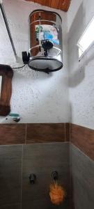 吉亚迪诺镇Casa V.Giardino pileta y cochera的客房内的浴室设有水槽和镜子