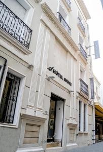 突尼斯Hôtel Suisse Tunis的建筑物前的商店