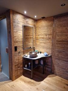 萨斯费Boutique Lodge Spycher的木墙内带水槽的浴室