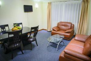 基加利Hill View Hotel Kiyovu的客厅配有沙发和桌子