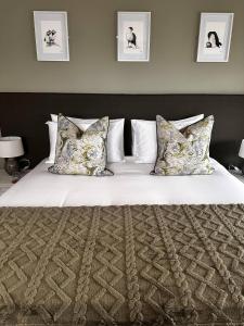 伍斯特The Lenchford的卧室配有一张带白色床单和枕头的大床。
