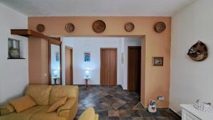 San Vero MilisCasa vacanze nel verde del Sinis的客厅配有沙发和桌子