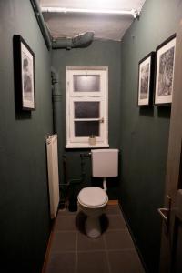 施泰因加登Oide Schreinerei的一间带卫生间和窗户的浴室