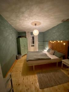施泰因加登Oide Schreinerei的一间卧室,卧室内配有一张大床