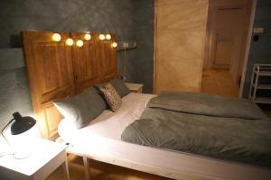 施泰因加登Oide Schreinerei的一间卧室配有一张大床和灯光