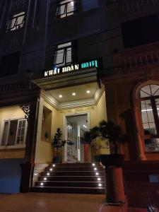 Plei Brel (2)Khách sạn Khải Hoàn的一座建筑,上面有标牌读过那家哈雷酒店