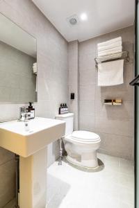首尔U STAY MyeongDong的浴室配有白色卫生间和盥洗盆。