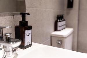 首尔U STAY MyeongDong的浴室的柜台上摆放着一瓶肥皂