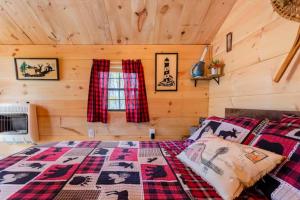 Fort EdwardShadow Hills farm的小木屋内一间卧室,配有一张床