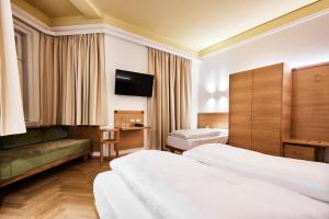 布列瑟农亚罗利姆酒店的酒店客房设有两张床和一台平面电视。
