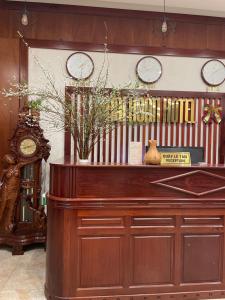 Plei Brel (2)Khách sạn Khải Hoàn的墙上挂有钟的大器官