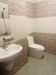 Plei Brel (2)Khách sạn Khải Hoàn的浴室配有白色卫生间和盥洗盆。