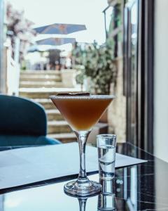 特维德上游的贝里克金斯阿姆兹酒店的坐在桌子上的马提尼玻璃杯,喝一杯