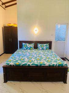 高尔Villa Rock View的一间卧室配有一张带蓝色棉被和枕头的床