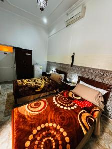 乌季达Dar Al Fassia的一间卧室,配有两张床