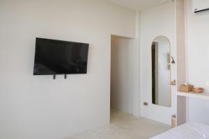 帕干岛Nymph Hideout的客厅设有壁挂式平面电视。
