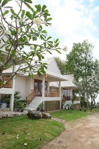 帕干岛Nymph Hideout的白色的房子,有门廊和树
