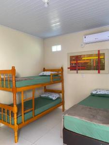 圣加布里埃尔Pousada Ferreira的一间客房内配有两张双层床的房间
