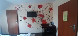罗兹Hotelik SJ的一间卧室,墙上挂着鲜花
