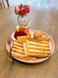 罗东镇遇巧寓可使用國旅卡有代辦泛舟賞鯨獨木舟等活動的桌上放上一盘烤面包、水果和鸡蛋