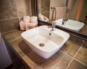 帕拉博鲁瓦Masorini Bush Lodge的浴室设有白色水槽和镜子