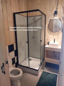 阿赫特克克Bell tent Glamping Essenhof的带淋浴、卫生间和盥洗盆的浴室