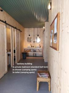 阿赫特克克Bell tent Glamping Essenhof的一间设有桌子和水槽的房间