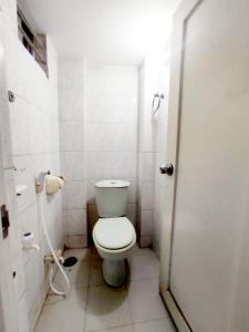 达卡New Hotel Labbaik的白色的浴室设有卫生间和淋浴。