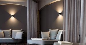 施图拜河谷新施蒂夫特福斯特的自然度假酒店的一间设有两张沙发和一面镜子的客房