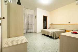 马奥莱B&B Vittoria的酒店客房带一张床和一个厨房