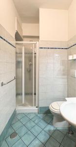马奥莱B&B Vittoria的带淋浴、卫生间和盥洗盆的浴室
