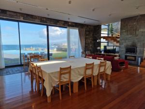 卡佩拉什São Vicente Lodge - Panoramic Retreat的一间带桌椅和壁炉的用餐室