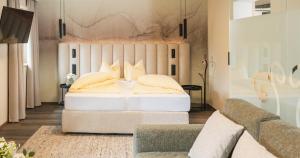 施图拜河谷新施蒂夫特福斯特的自然度假酒店的卧室配有白色的床和沙发