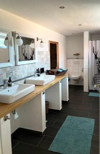 克鲁姆赫恩Haus Deichkind的一间带两个盥洗盆和卫生间的浴室