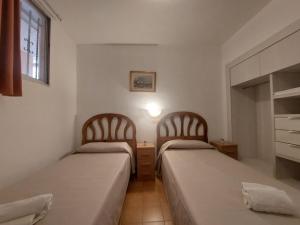 坎布里尔斯Rentalmar Sol de España - Mas d'en Gran的两张睡床彼此相邻,位于一个房间里