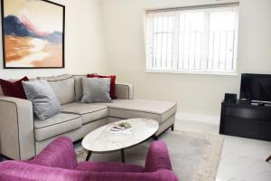 伦敦Luxury Harley Street Apartments的客厅配有沙发和桌子