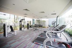 吉隆坡KLCC Dorm (7 min walking to Twin Towers)的健身房设有跑步机和椭圆机