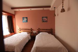 阳朔阳朔小龙河酒店的两张床位于带窗户的房间内