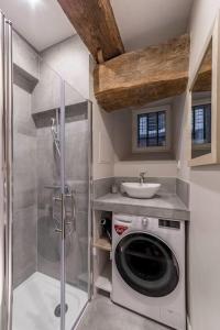 里昂Le Saint-Georges的一间带洗衣机和水槽的浴室
