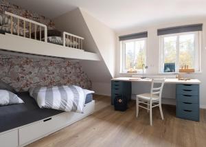 LüderFerienwohnungen in Wald und Flur - Wohnung Wald的一间卧室配有一张床、一张桌子、一张床和一张书桌